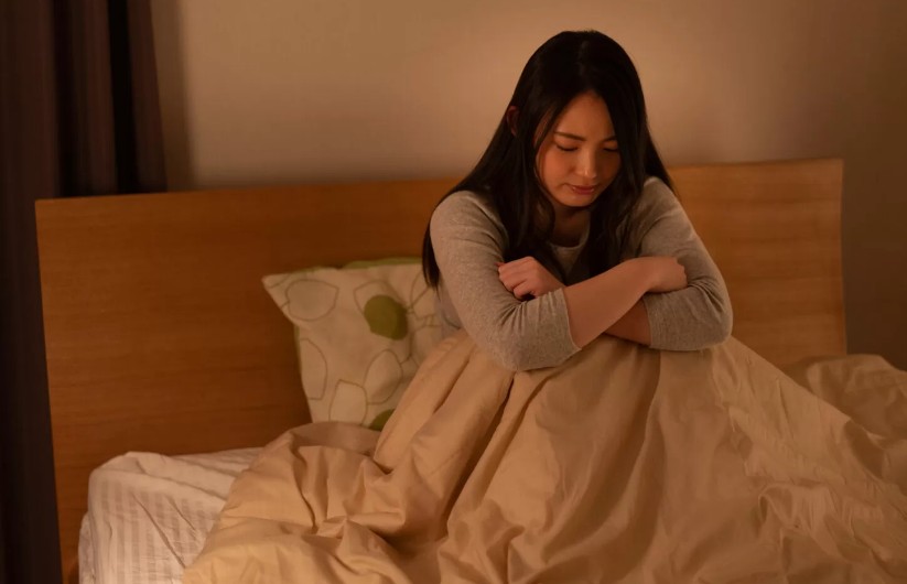 불면증으로 잠이 안와 시무룩한 표정